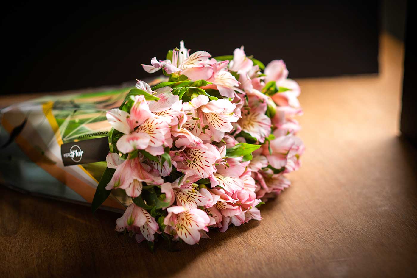 Bolo com decoração floral delicada e fita para casamento de primavera ou  verão